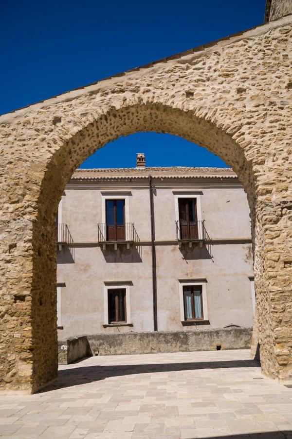 ホテル Palazzo Laureano - Dimora Storica Tricarico エクステリア 写真